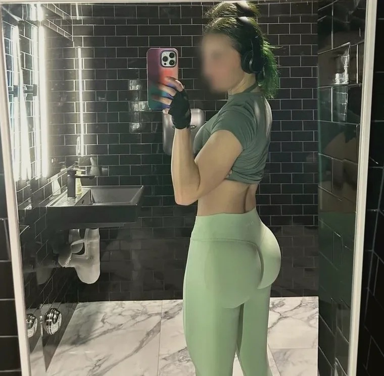 Emelie, 24